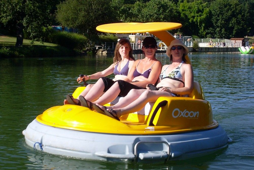 Go on the electric boat in the Aux Etangs du Bos leisure park, for young and old