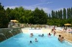 Een verwarmd stuwzwembad met klein en groot bad, midden in de natuur van de Périgord Noir, dichtbij Bugue