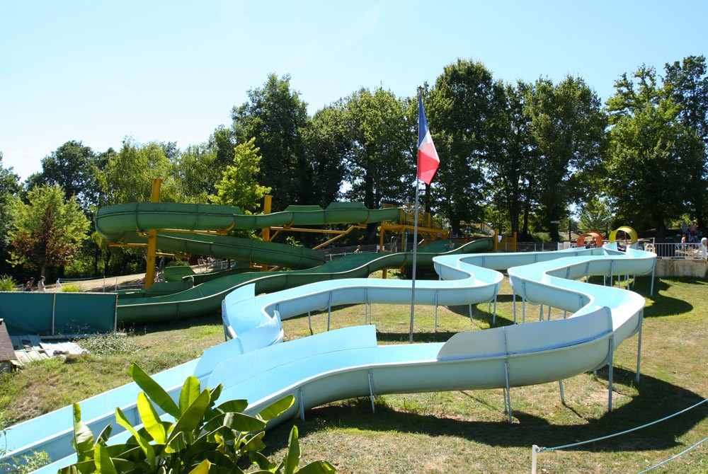 Water slides for children and adults in this lovely, green setting in the Dordogne
