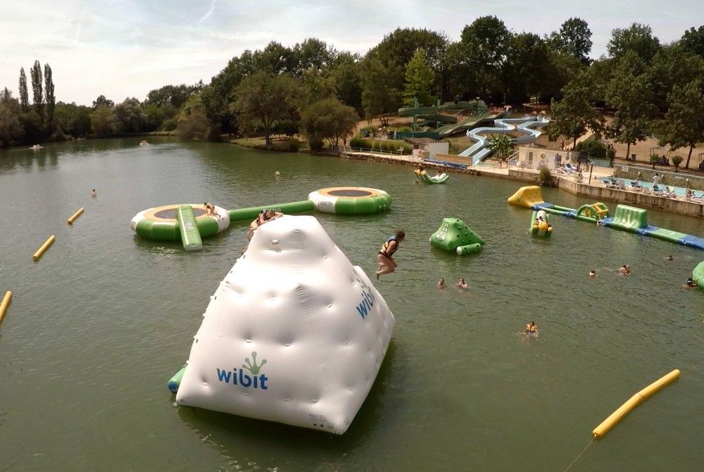 Un parc de loisirs avec ses jeux gonflables sur l'étang  de baignade au coeur du Périgord Noir