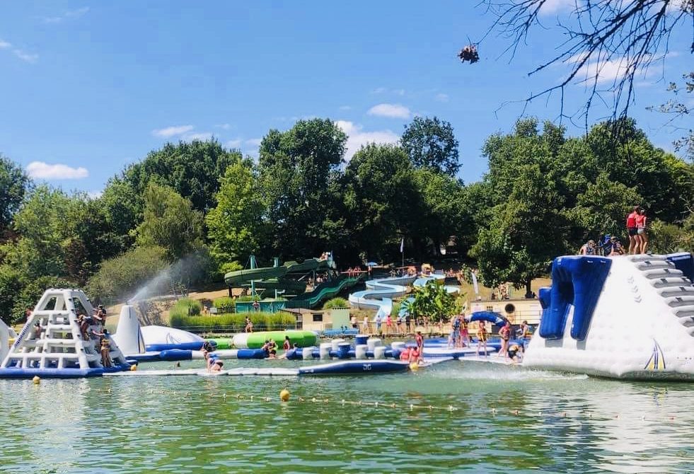 Un parc de loisirs avec ses jeux gonflables sur l'étang  au coeur du Périgord Noir