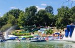 Un parc de loisirs avec ses jeux gonflables sur l'étang  au coeur du Périgord Noir